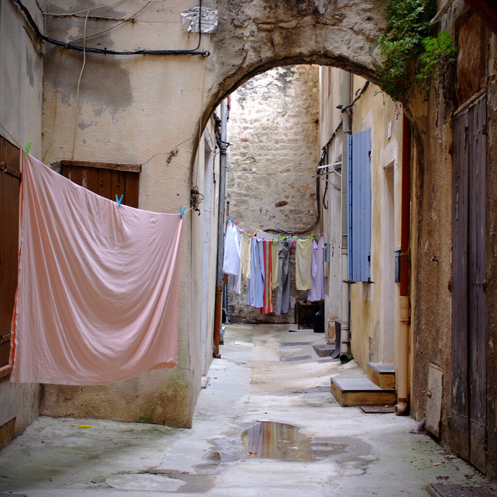 Photography Dreams | South of France photographs - Arles Wäsche trocknet im Hinterhof